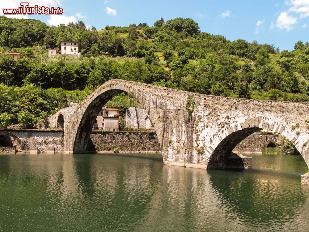 Immagine Il ponte a schiena d'asino di Bagni di Lucca in Toscana.