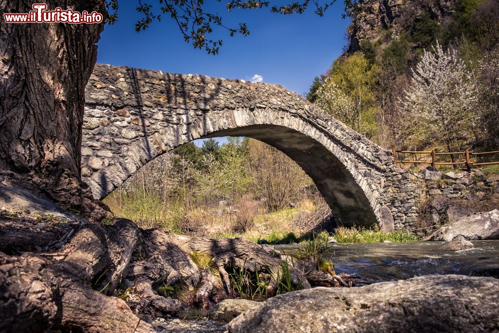 Immagine Il Ponte Medievale a Challand Saint-Victor, Valle d'Aosta
