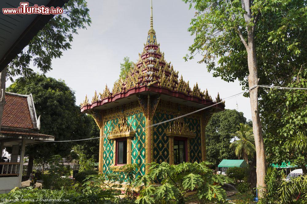 Immagine il tempio di Wat Phu Kao Noi si trova sull'isola di Koh Phangan in Thailandia - © zhykova / Shutterstock.com