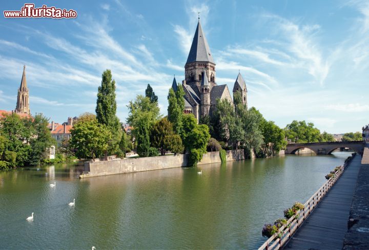 Immagine Il Temple Neuf a Metz in Francia - Questa chiesa protestante si trova su di una isola sul fiume Mosella. - © goodcat / Shutterstock.com