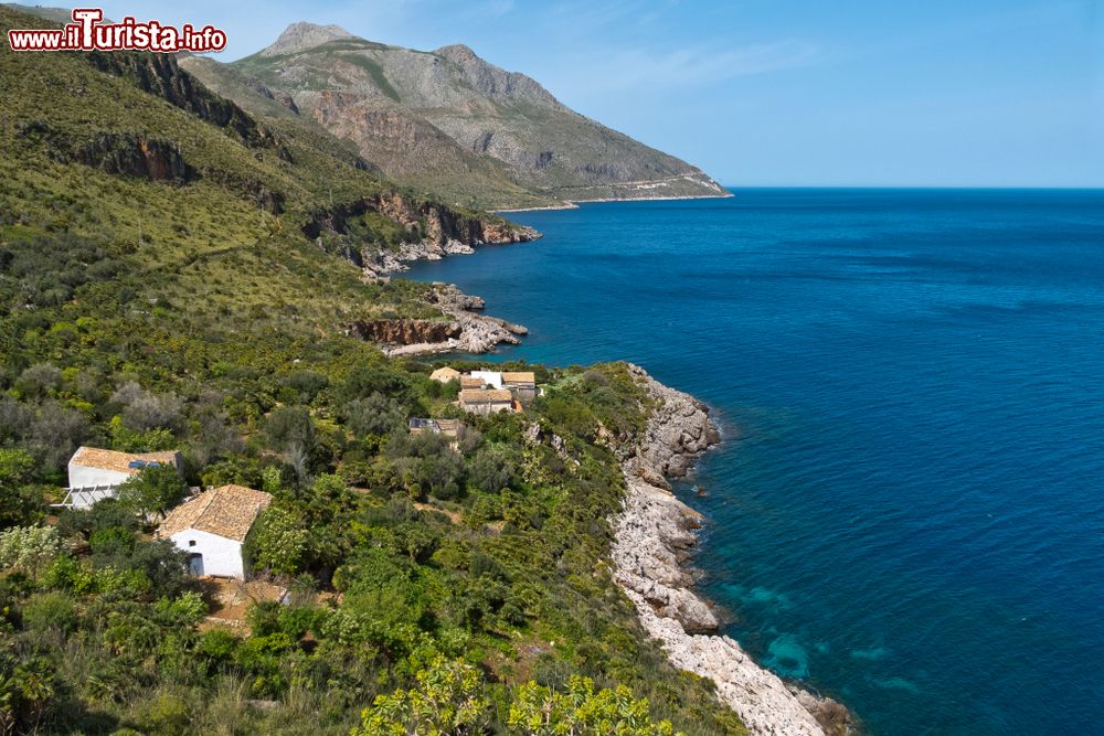 Immagine Il territorio della Riserva dello Zingaro ha una storia da raccontare: E' stato salvato dalla cementificazione da una proptesta popolare che bloccò la costruzione di una strada