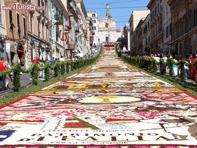 Immagine Via Belardi e l'Infiorata del Corpus Domini a Genzano di Roma - © 105379754 / Shutterstock.com