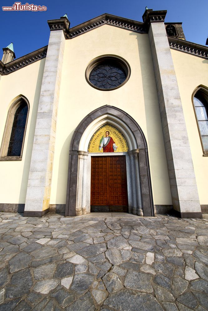 Immagine Ingresso della Parrocchiale di Taino, siamo in Lombardia vicino al Lago Maggiore