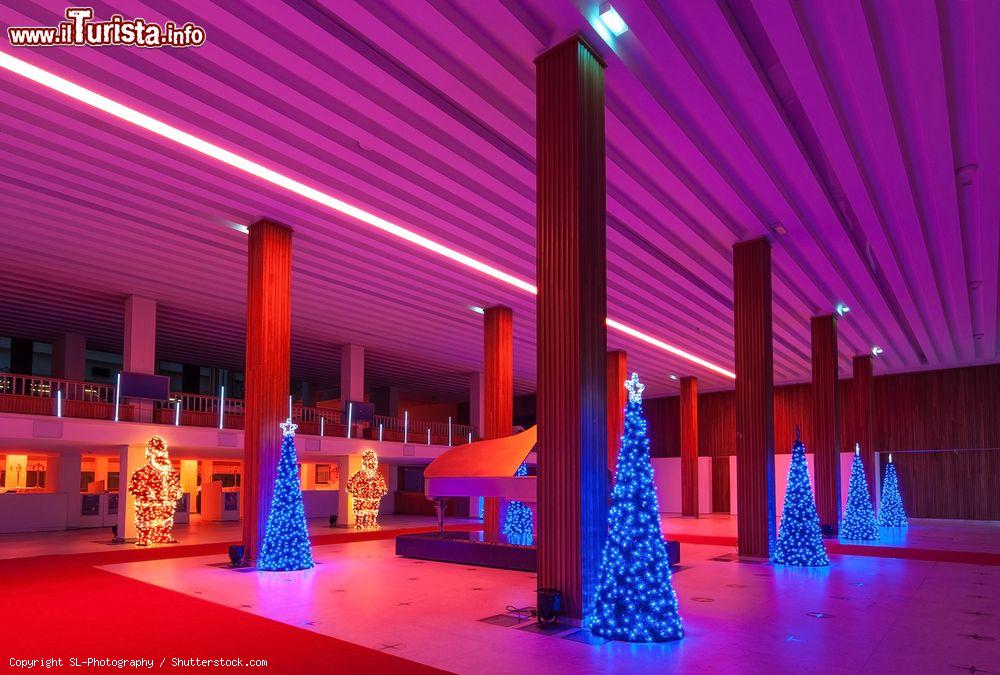 Immagine Interno del casinò di Ostenda con le decorazioni natalizie e le pareti rosa e viola (Belgio) - © SL-Photography / Shutterstock.com
