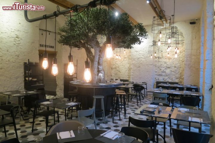 Immagine Interno del ristorante Sentimi a Nizza, Francia. Si trova in Place Garibaldi questo bel ristorante che propone ottime pizze e piatti che non fanno rimpiangere la cucina italiana. E' aperto dalle 12 alle 23.