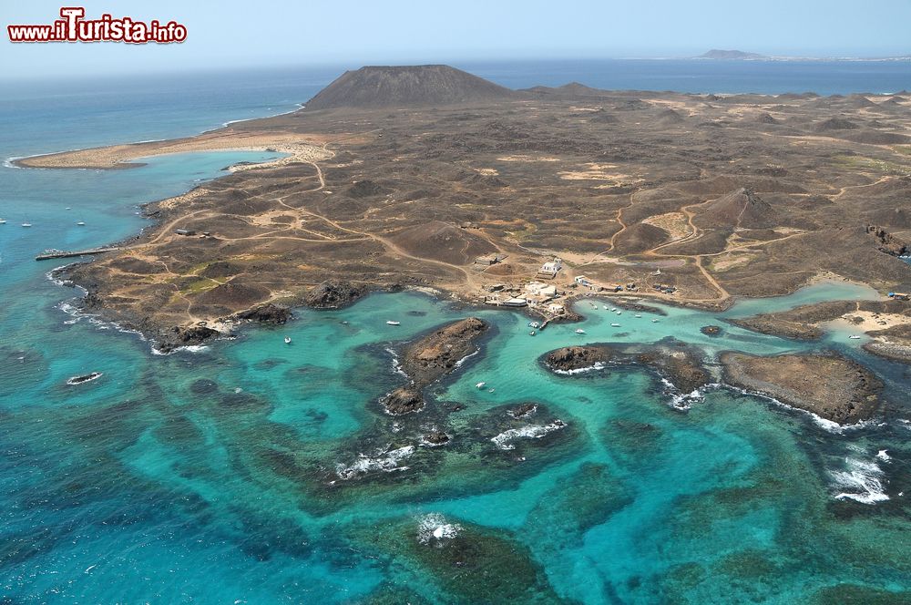 Immagine Island of Lobos, Fuerteventura: qui si trova la spiaggia di La Caleta, una delle più famose delle Canarie, Spagna. Una spettacolare immagine dall'alto di questa spiaggia di ciottoli e sabbia nera situata lungo la costa nordoccidentale dell'isola a 6 km da Hermigua.