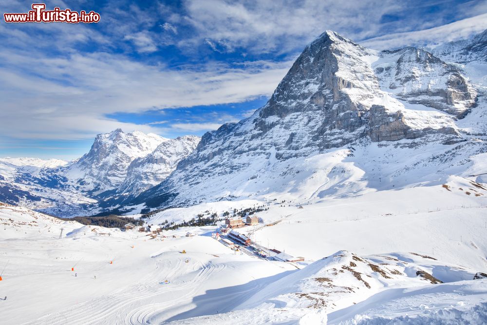 Immagine L'imponente parete rocciosa dell'Eiger a Grindelwald, Svizzera. Questa montagna svizzera delle Alpi bernesi, che si innalza per 3967 metri, è particolarmente famosa per la sua parete nord che nel corso degli anni '30 del 1900 ha rappresentato i principali problemi alpinistici.