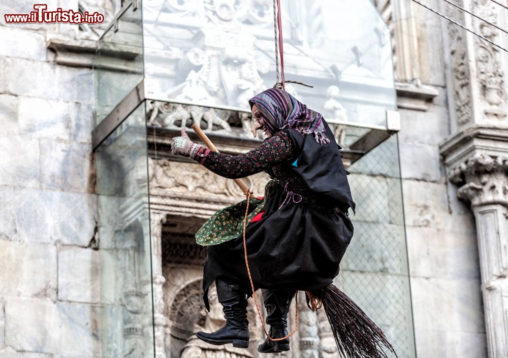 Immagine La Befana nel giorno dell'Epifania a Como, davanti al Duomo - © DARRAY / Shutterstock.com