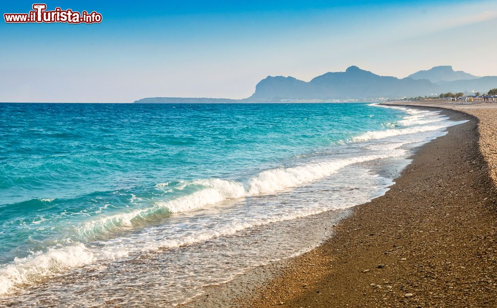 Immagine La bella spiaggia di Afandou con sabbie e ghiaie, isola di Rodi (Grecia)