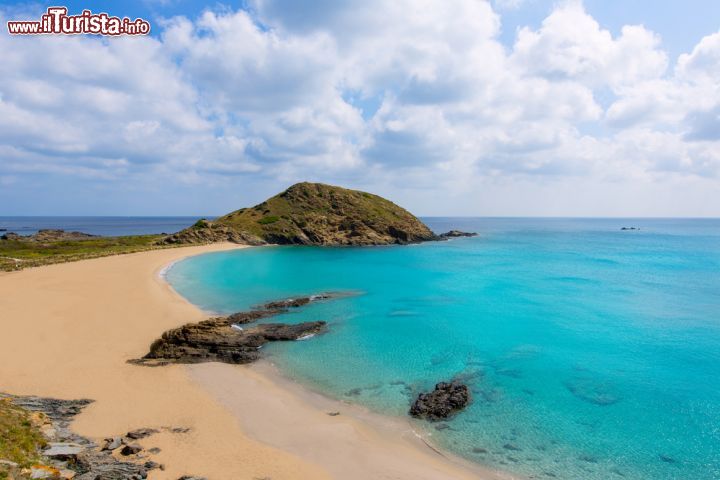 Immagine La Cala Sa Mesquida di Minorca, che si trova vicino a Maó, è famosa per le sue acque turchesi e le sabbie fini - © holbox / Shutterstock.com