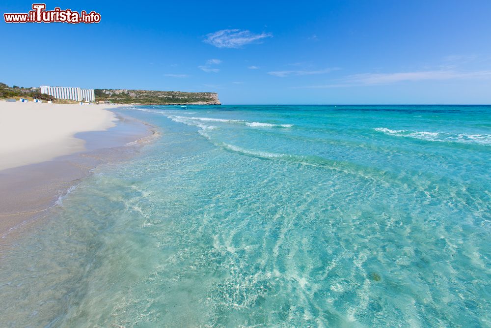 Immagine La Cala Son Bou è una delle spiagge più belle di Minorca in Spagna.