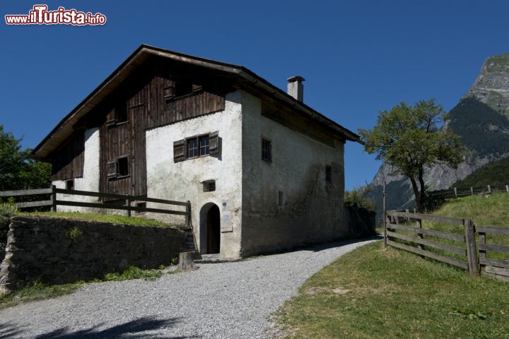 Immagine La casa di Johanna Spyri a Maienfeld, dpve venne scritto il libro di Heidi, ambientato sulle Alpi Svizzere - © Fabio Lotti / Shutterstock.com