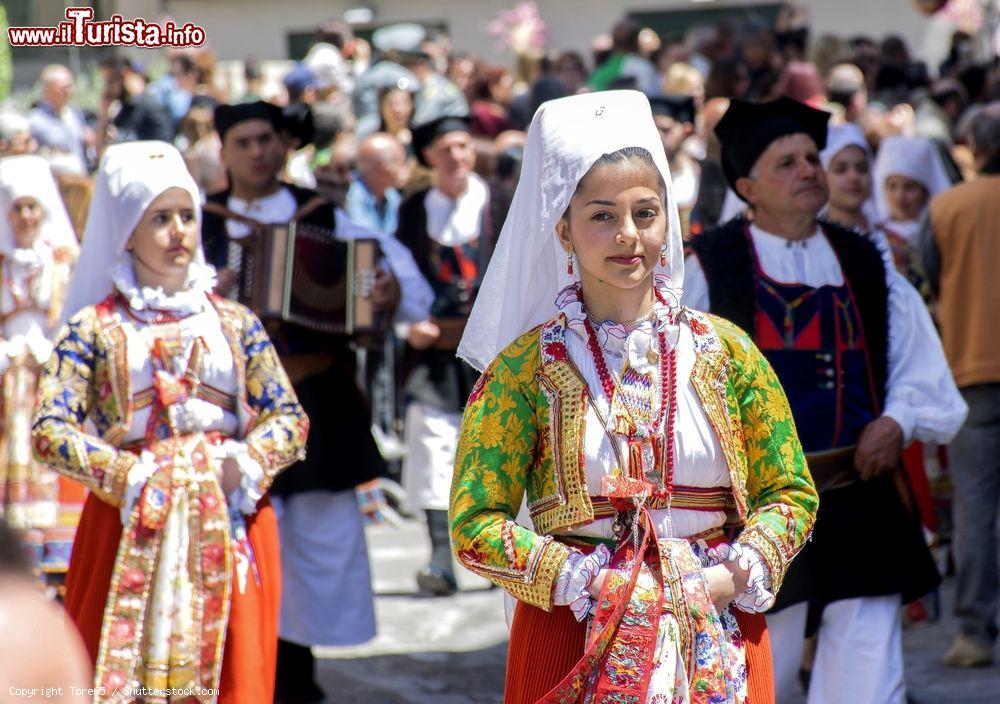 Immagine La Cavalcata Sarda a Sassari, donne sarde in costume tradizionale in sfilata nel centro - © Tore65 / Shutterstock.com
