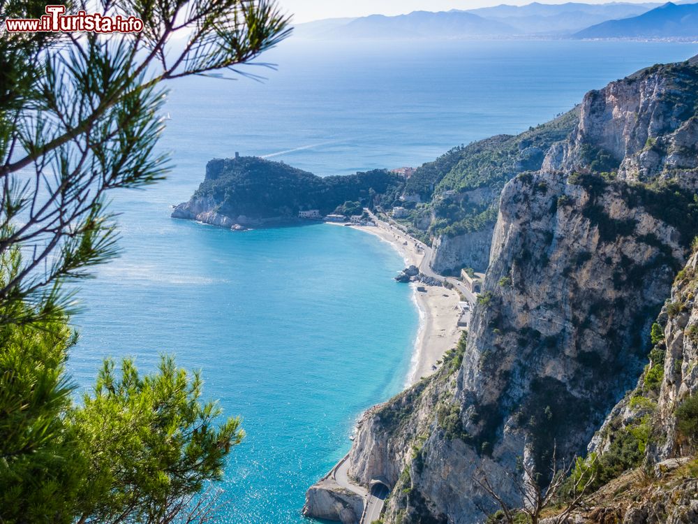 Immagine La celebre spiaggia di Baia dei Saraceni vicino a Varigotti in Liguria