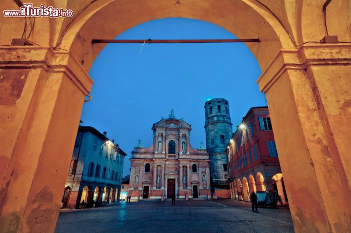 Immagine La chiesa di San Prospero a Reggio Emilia vista di notte dai portici, Emilia Romagna - © Eddy Galeotti / Shutterstock.com
