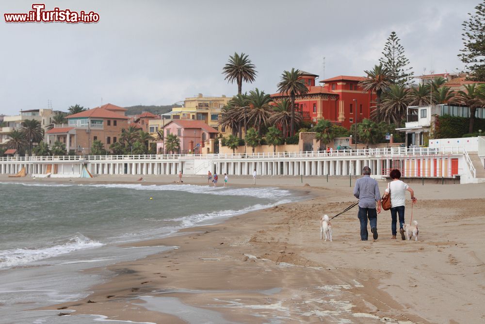 Immagine La città costiera di Santa Marinella nel Lazio: èasseggiata in spiaggia