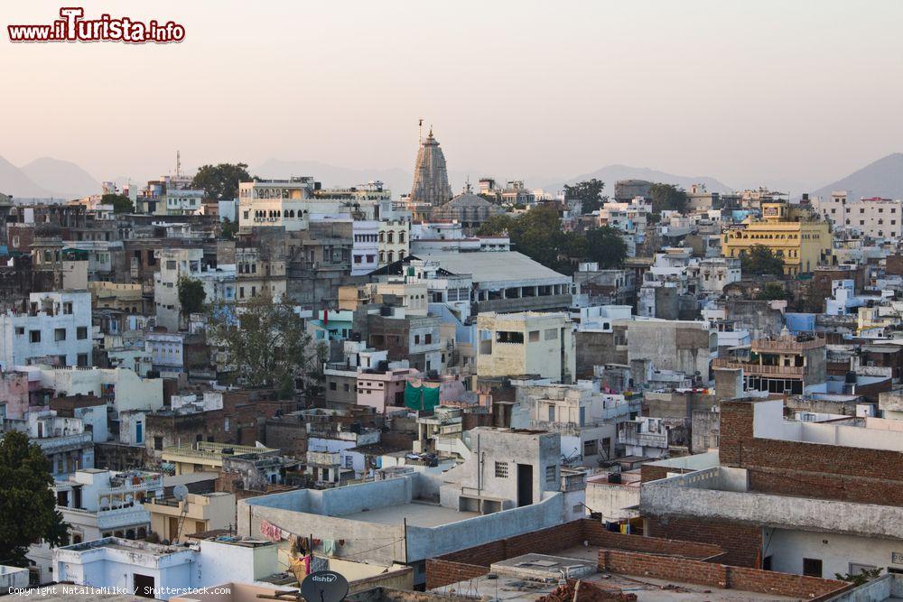 Immagine La città di Udaipur vista dal tetto di un hotel, Rajasthan, India - © NataliaMilko / Shutterstock.com