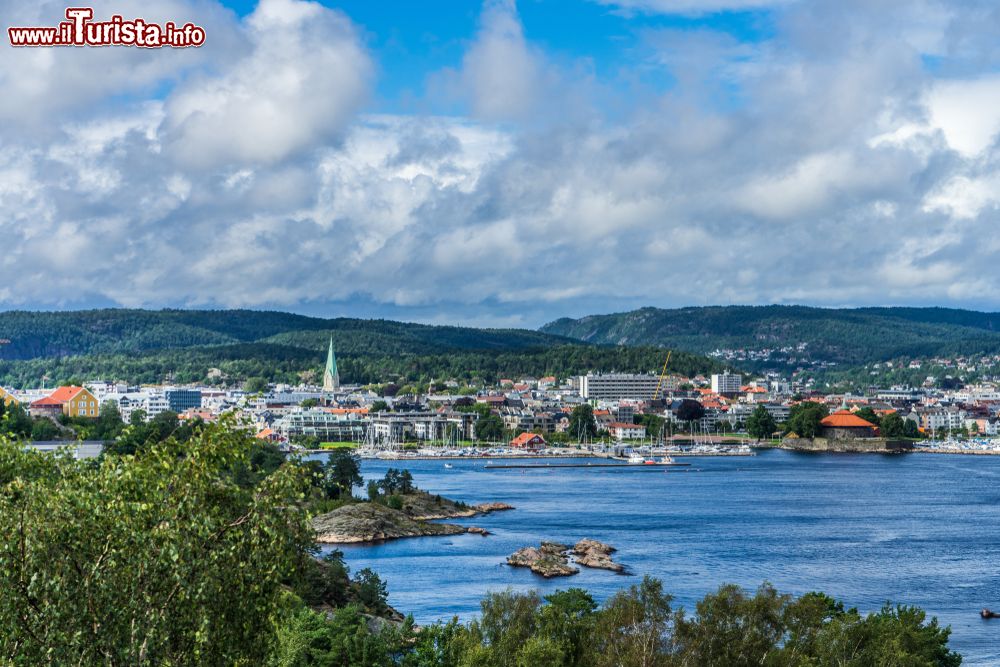 Immagine La cittadina di Kristiansand vista da Odderoya, Norvegia. Sesta città norvegese per popolazione, Kristiansand si trova sulla costa meridionale del paese ed è bagnata dallo Skagerrak, un tratto di Mare del Nord fra Norvegia, Svezia e Danimarca.
