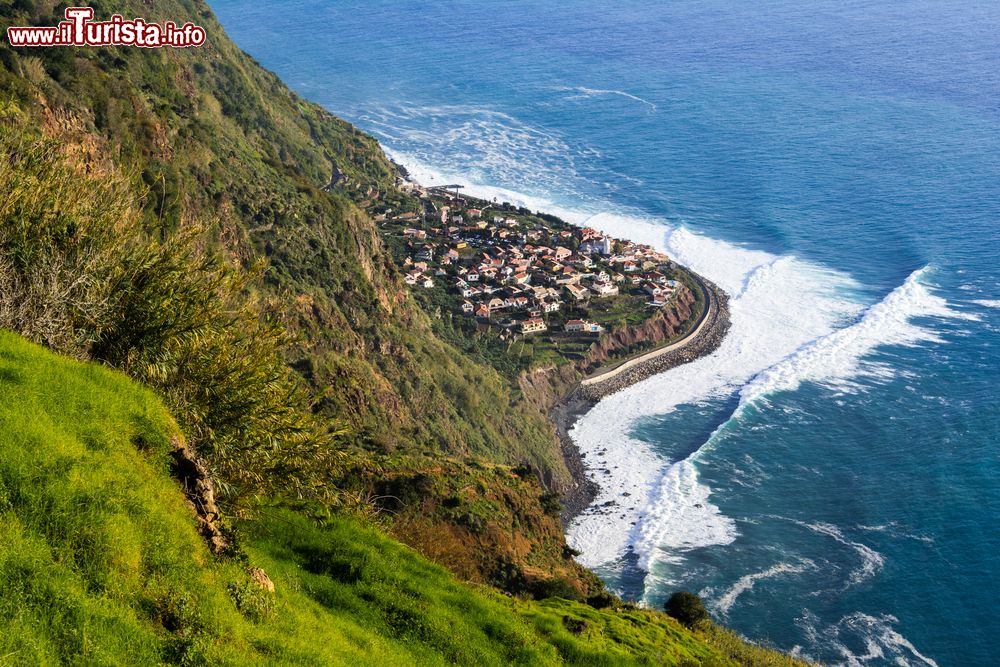 Immagine La cittadina e le onde oceaniche a Jardim do Mar, isola di Madeira