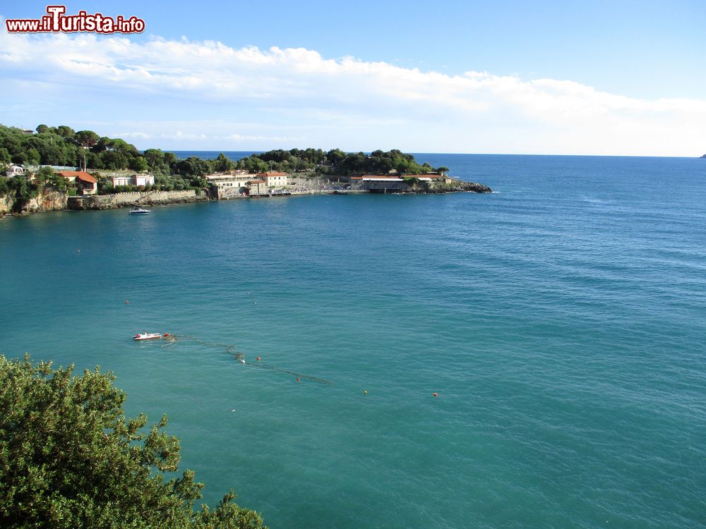 Immagine La costa ligure presso Lerici, in provincia di La Spezia. La Riviera di Levante si riempie di turisti in estate.