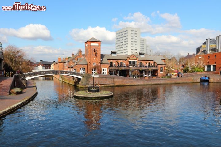 Immagine La famosa rotonda Birmingham-Fazeley all'incrocio di due canali della città, Inghilterra.