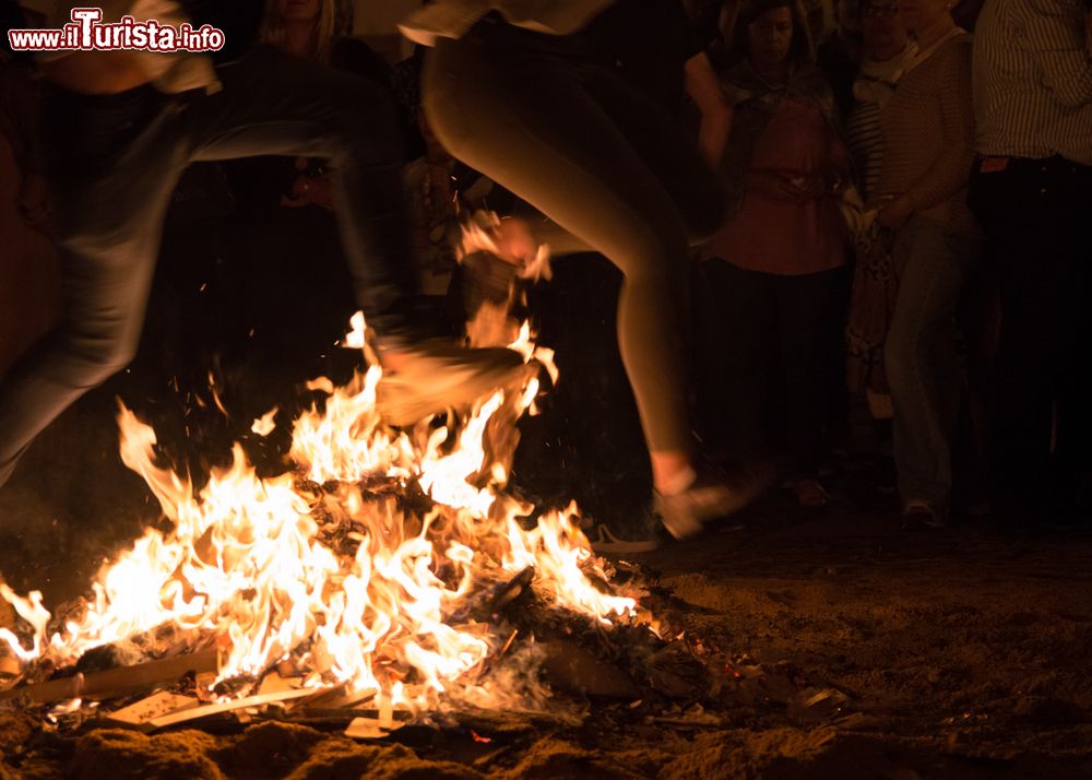 Immagine La Festa a Santa Caterina Villarmosa in Sicilia, il salto de Li Vampi.