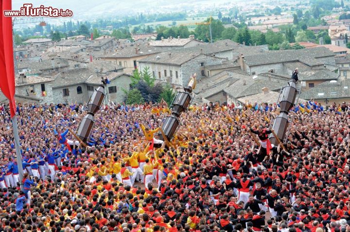 Immagine Il momento dell'innalzamento dei Ceri in piazza a Gubbio: successivamente avrà luogo la corsa in salita fino a San Ubaldo sul Monte Ingino. Su questa piazza si svolge anche Il Palio della balestra - Si svolge l'ultima domenica di maggio. E una gara in costumi medievali, con due premi, il «Palio» al vincitore, il «Tasso» (bersaglio) al secondo, e un corteo storico. Molto intensa l'attività teatrale emusicale: con la Stagione teatrale da ottobre ad aprile; con i concerti promossi dall'Associazione amici della musica e dalle due Corali cittadine, che si esibiscono più volte l'anno. Di grande merito culturale le iniziative dell'Associazione nazionale per i Centri storico-artistici.  - © Comune di Gubbio