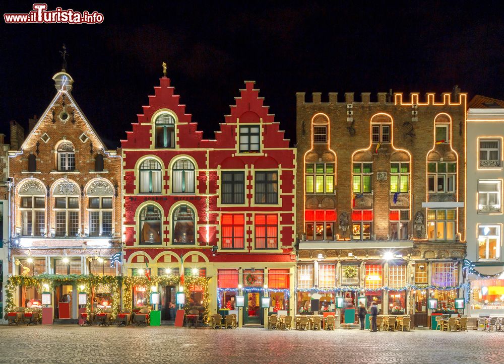Immagine La magia della Piazza del Mercato di Bruges durante il periodo del Natale