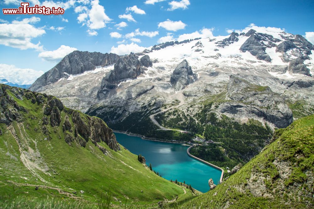 Immagine La Marmolada con il suo ghiacciaio e il Lago di Fedaia sopra Penia di Canazei