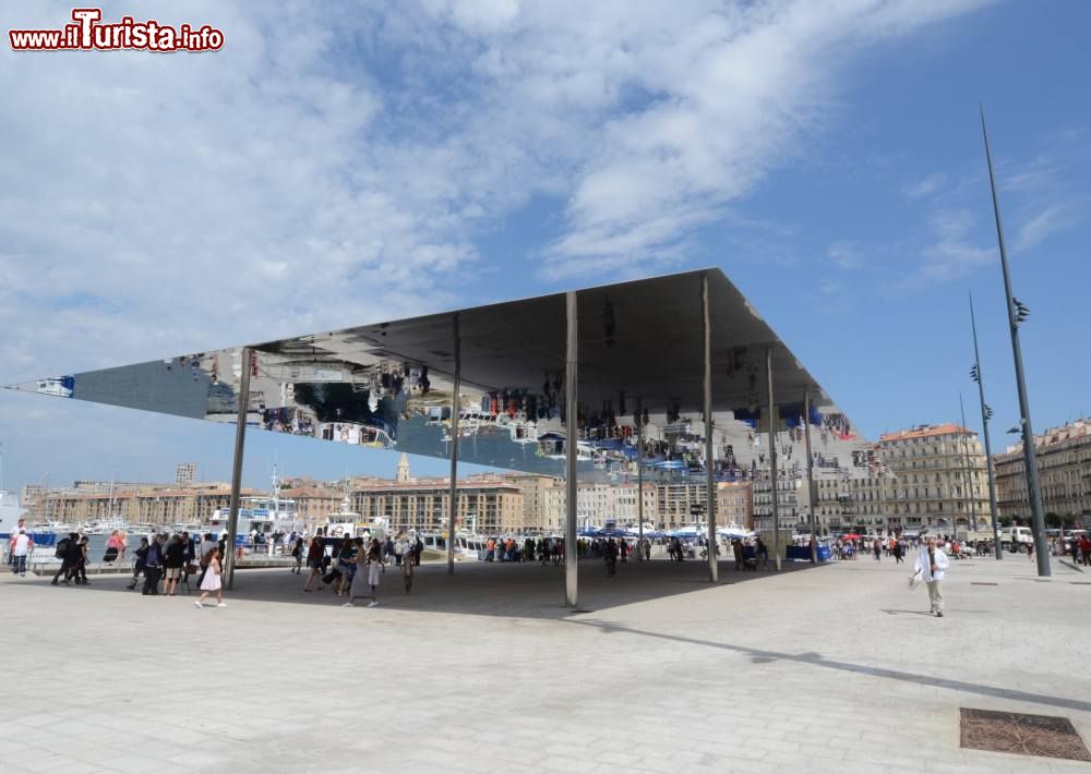 Immagine La pensilina riflettente di Marsiglia, opera di Norman Foster, Francia. Questa tettoia di 46 per 22 metri è stata realizzata in acciaio inossidabile altamente riflettente. E' supportata da una serie di pilastri sottili.