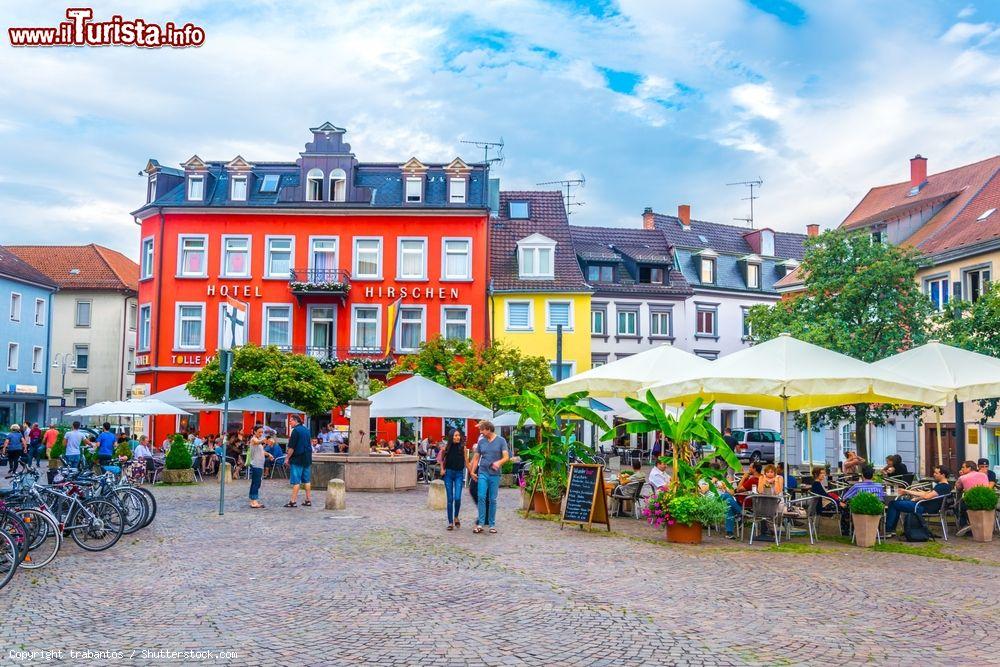Immagine La piazza Markstatte square con la fontana kaiserbrunnen a Costanza in Germania - © trabantos / Shutterstock.com