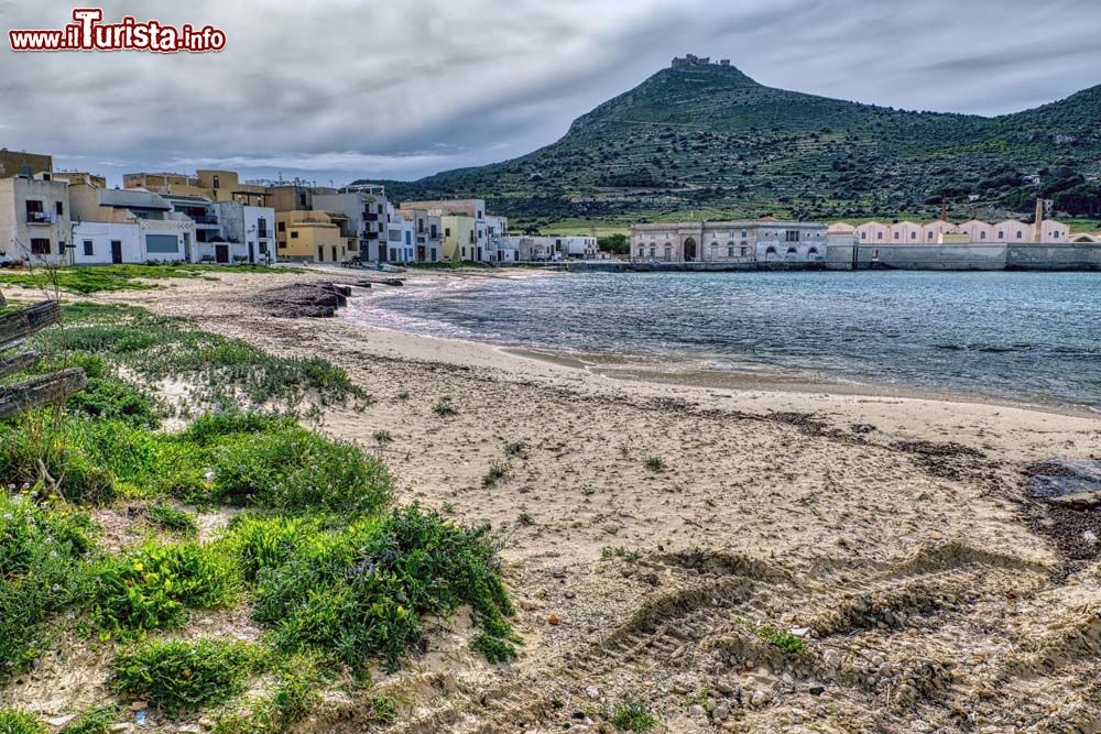 Immagine La Praia di Favignana, la spiaggia urbana della principale isola delle Egadi in Sicilia