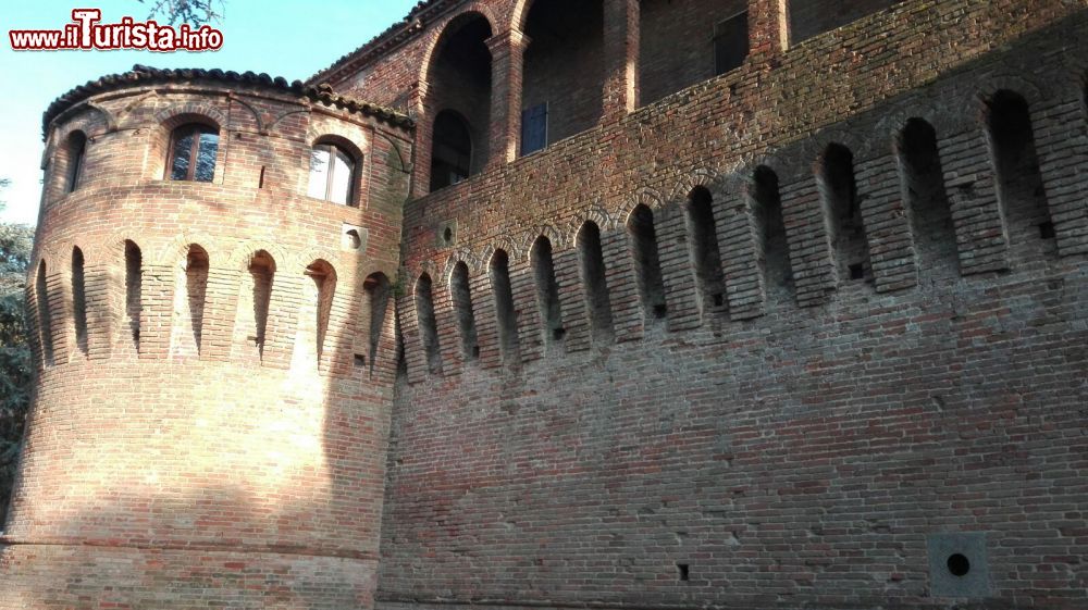 Immagine La Rocca di Bagnara di Romagna, Emilia Romagna. Eretta nel XV° secolo dai signori di Imola, i Riario-Sforza, accoglie al suo interno il Museo della Città. Il maschio è considerato da molti studiosi una delle migliori opere d'arte fortificate del XV° secolo di tutt'Italia.