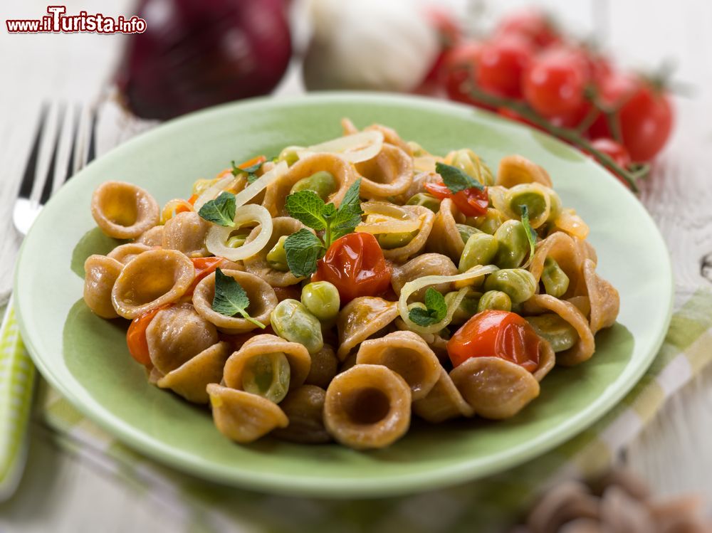 Immagine La Sagra delle fave e delle olive a Giovinazzo in puglia: un piatto di orecchiette