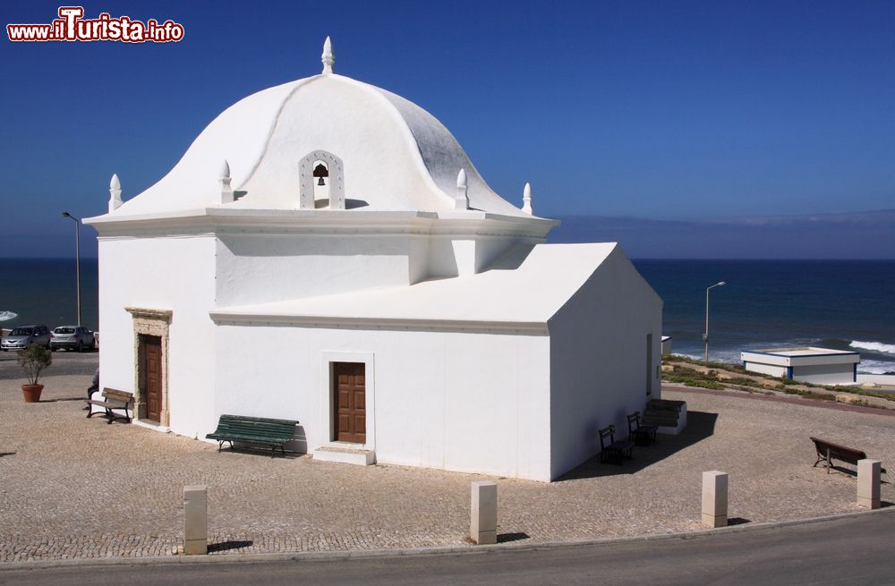 Immagine La singolare chiesa di San Sebastiano prospiciente l'oceano Atlantico a Ericeira, Portogallo.