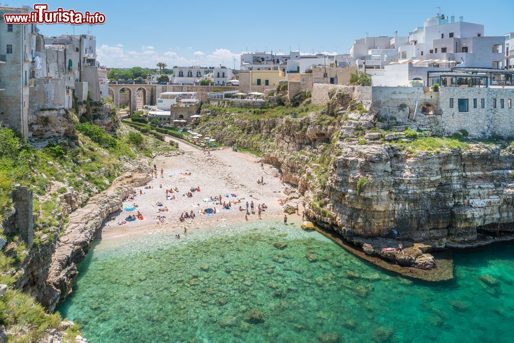 Immagine La spettacolare spiaggia cittadina di Polignano a Mare in Puglia