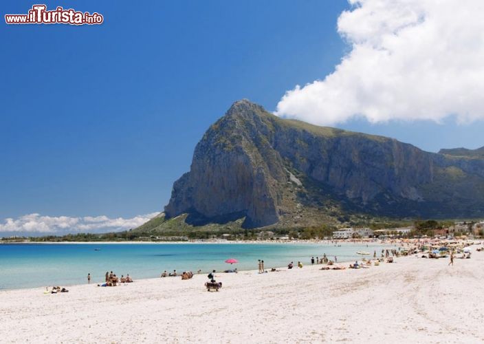 Immagine La spiaggia bianca di San Vito Lo Capo in Sicilia. L'imponente montagna alle spalle è il Monte Monaco, oltre il quale si apre la zona di Zarbo di mare e più a sud la costa selvaggia della Riserva dello Zingaro - © Marzolino / Shutterstock.com