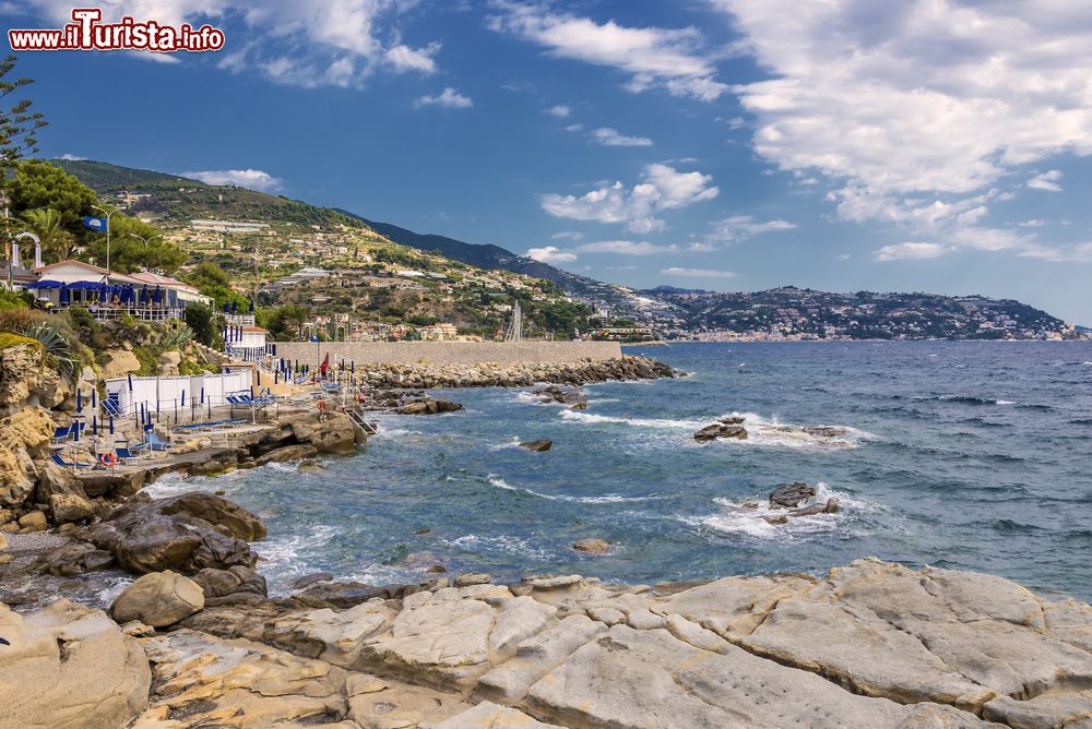 Immagine La spiaggia di Bordighera in Liguria, Riviera di Ponente, al confine con la Francia