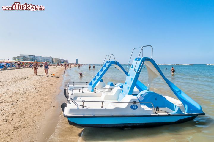 Immagine Pedalò in spiaggia a Cervia: rimane a fianco a quella di Milano Marittima ed insieme formano una delle località balneari più importanti di tutta la  riviera romagnola - © Eddy Galeotti / Shutterstock.com