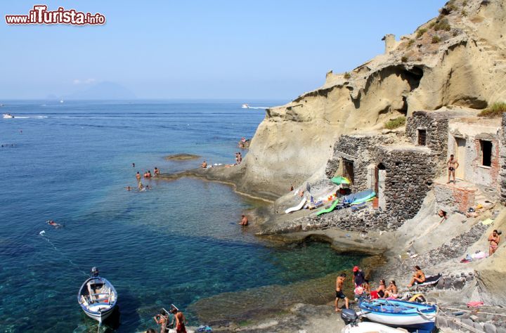 Immagine Spiaggia di Salina nei pressi di Pollara, Sicilia - In questo tratto di litorale vennero girate alcune scende del Postino, il film di Massimo Troisi © Valerio D'Ambrogi / Shutterstock.com