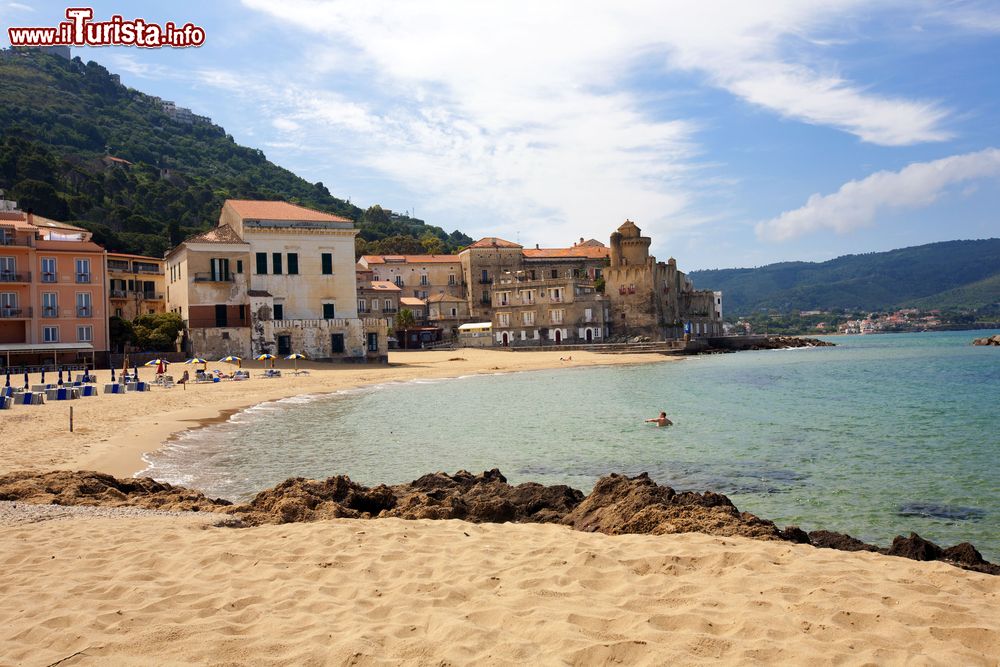 Immagine La spiaggia di Santa Maria a Castellabate, Campania, Italia. Con un'estensione di circa 19 chilometri lungo il mare, Castellabate si presenta con una costa decisamente variegata e frastagliata in cui si alternano baie, dirupi, spiagge di sabbia fine e scogli.