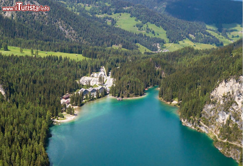 Immagine La sponda nord del lago di Braies dove arriva la strada dalla Val Pusteria, Alto Adige