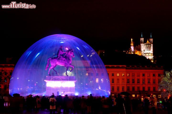 Immagine La statua equestre di Luigi XIV° in piazza Bellecour by night a Lione, Francia. La scultura di F. Lemot è stata ricoperta da una bolla trasparente grazie all'installazione creativa di Jacques Rival - © Jakez / Shutterstock.com