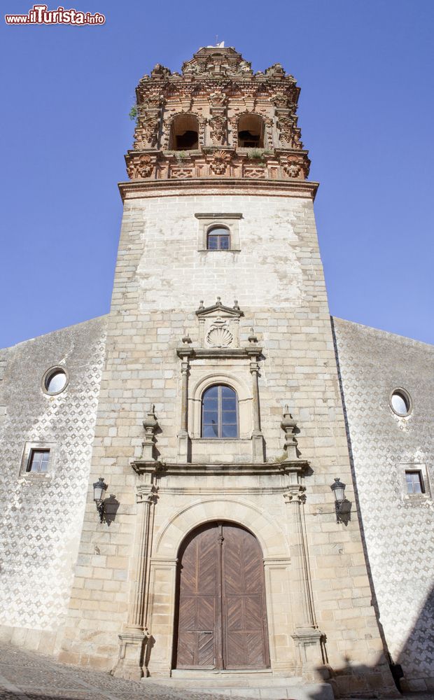 Immagine La torre della chiesa di San Miguel a Jerez de los Caballeros, Estremadura, Spagna. Costruita fra il 1749 e il 1756, questa torre, che si innalza per 64 metri di altezza, è opera di Juan Alfonso de Ladera.