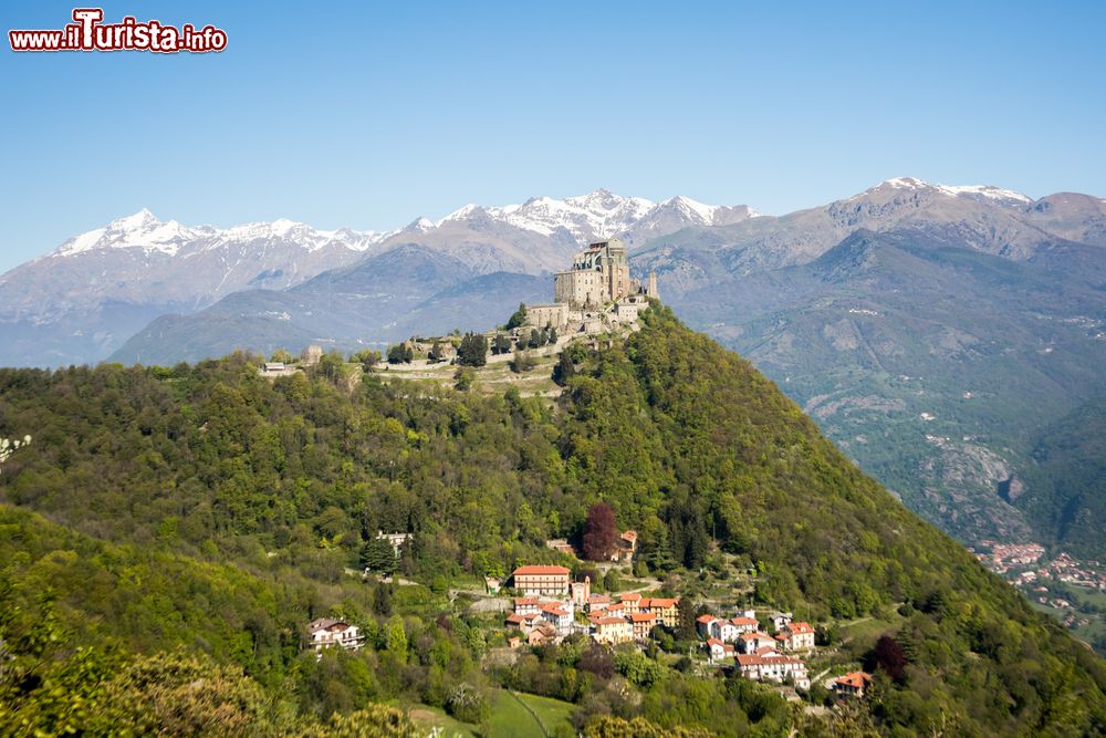 Immagine La Val di Susa in Piemonte dominata dalla Sacra di San Michele