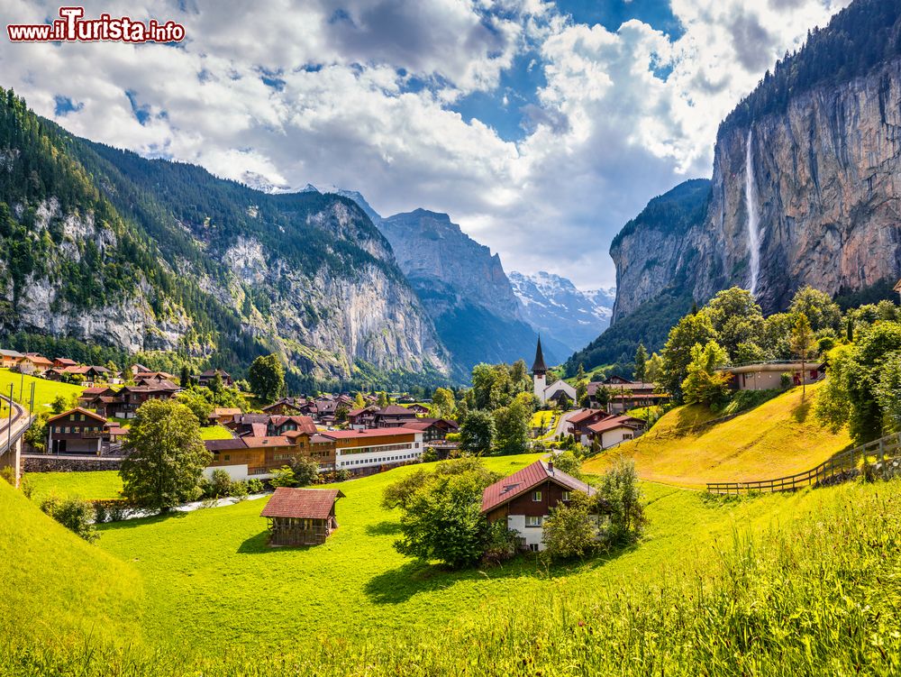 Immagine La valle e il villaggio di Lauterbrunnen nelle Alpi Svizzere e la bella cascata di Staubbach