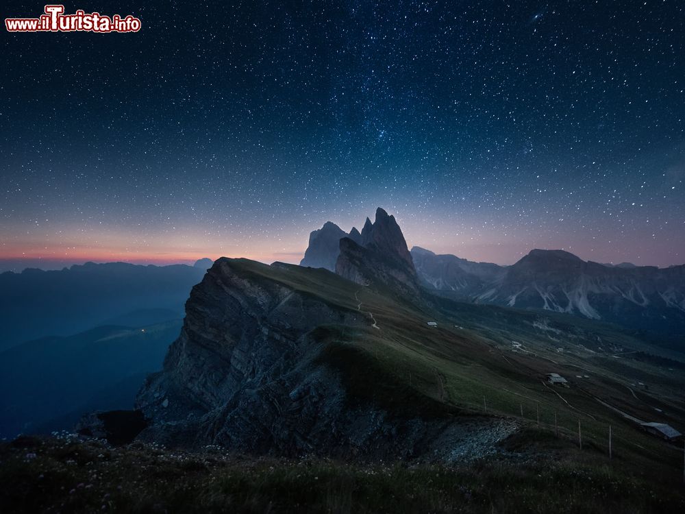 Immagine La vetta del Seceda nelle Dolomiti, Selva di Val Gardena, con le stelle (Trentio Alto Adige).