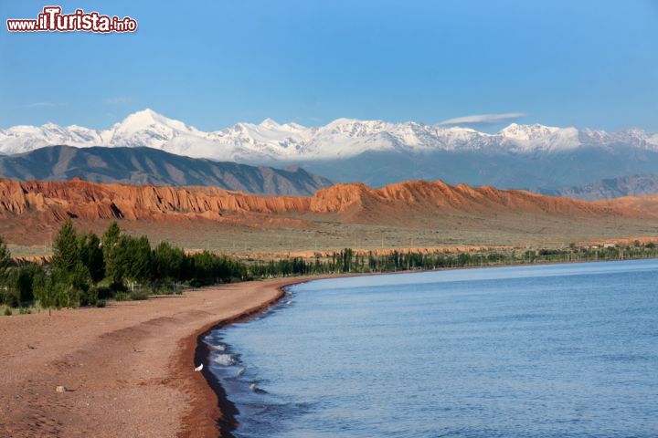 Immagine Il lago Issyk-Kul in Kyrgyzstan, uno dei più profondi al mondo - © Novoselov / Shutterstock.com