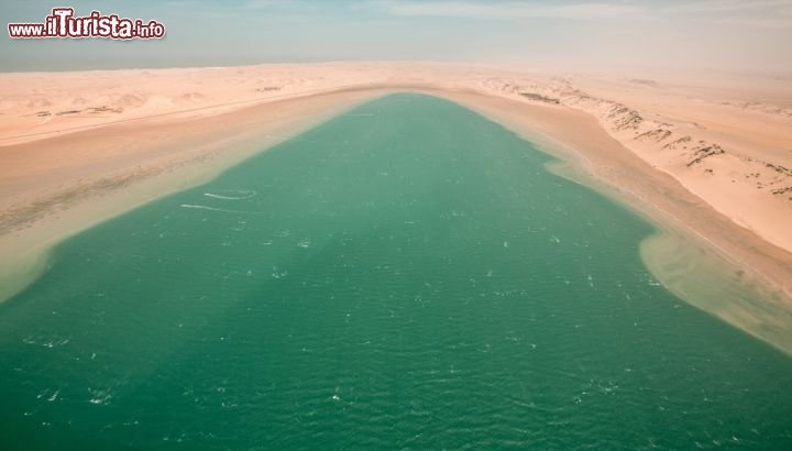 Immagine Laguna di Dakhla, veduta aerea: lo spettacolo del Sahara e dell'oceano che si fondono inizia già dall'arrivo in aereo, quando si scorge chiaramente la laguna.