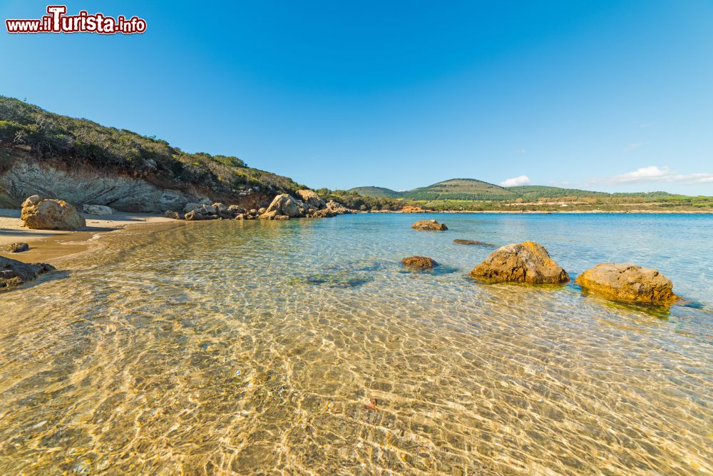 Immagine Le acque limpide di Cala Burantinu a sud di Alghero in Sardegna.